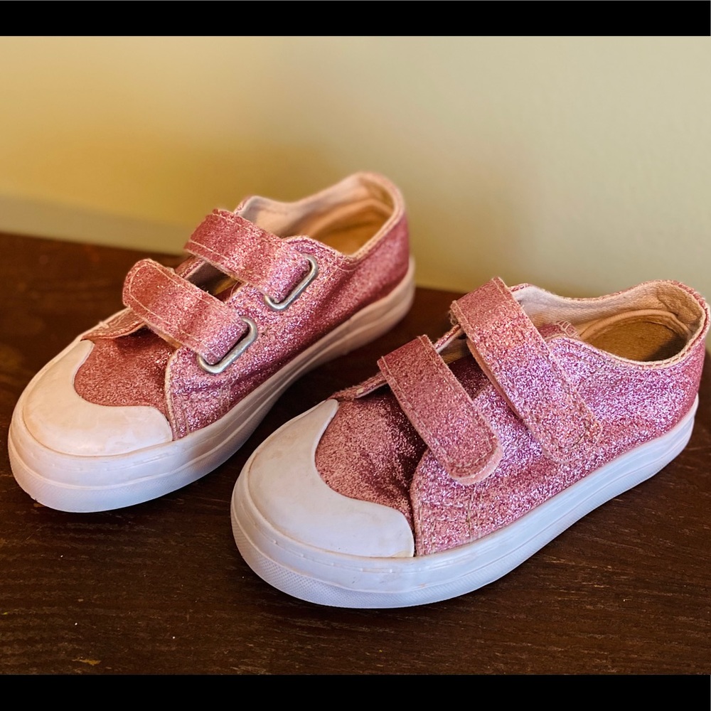 Toddler 8 Glitter Sneakers!